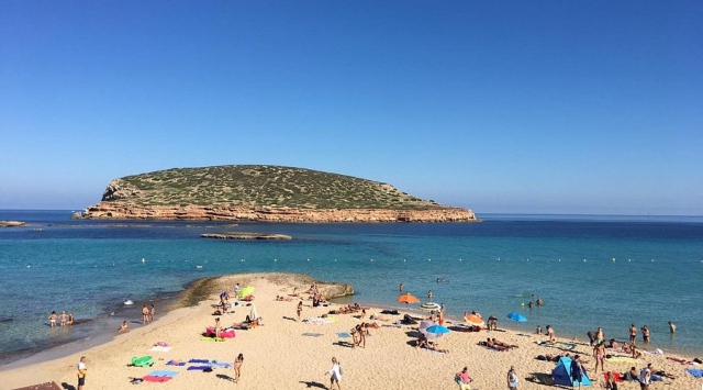 La Playa de Cala Comte: Aguas Turquesas y Puestas de Sol