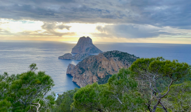 El Mirador de Es Vedrà: Leyendas del Islote Mágico