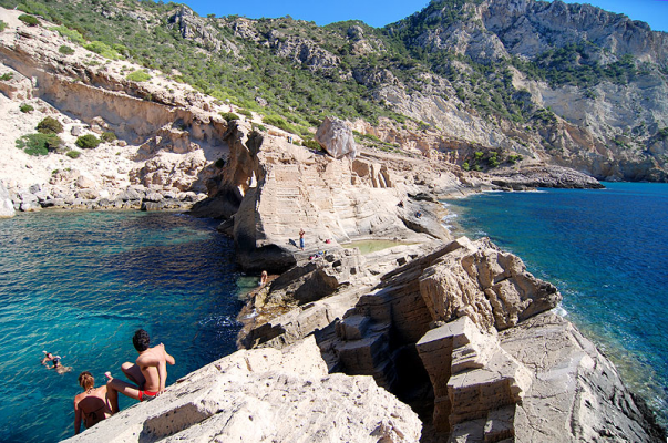 El Acantilado de Cala d’Hort: Panorámicas Inigualables