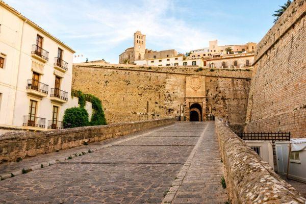 Descubre los Lugares Históricos de Ibiza